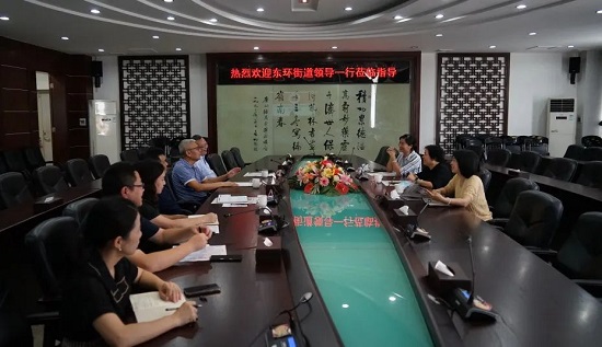 番禺區(qū)東環(huán)街黨工委副書記、街道辦事處主任何柳青一行到白云山潘高壽暖企走訪.jpg